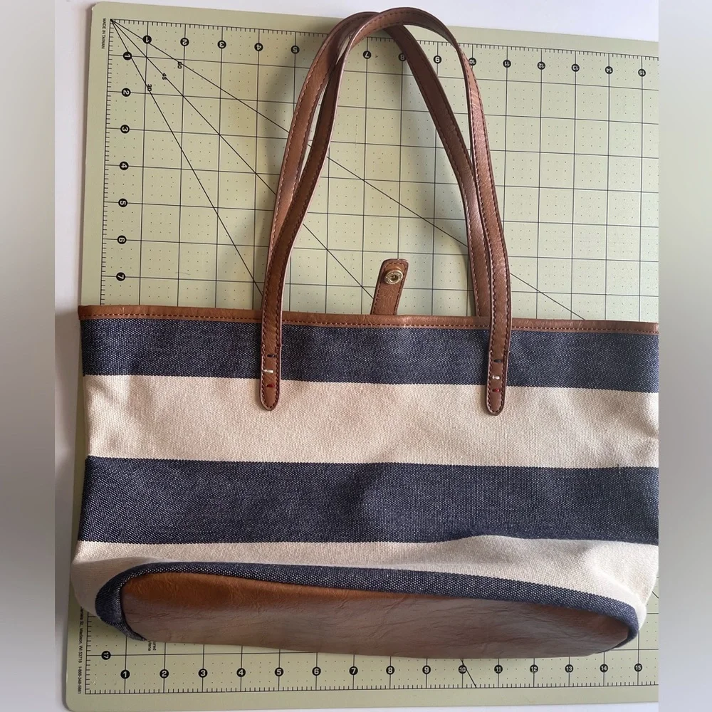 Blue and White Canvas Purse - Picture 9 of 9